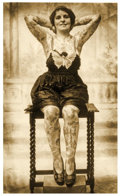 Retrato de una mujer tatuada sentada, c.1895 (Foto sepia) de Unknown